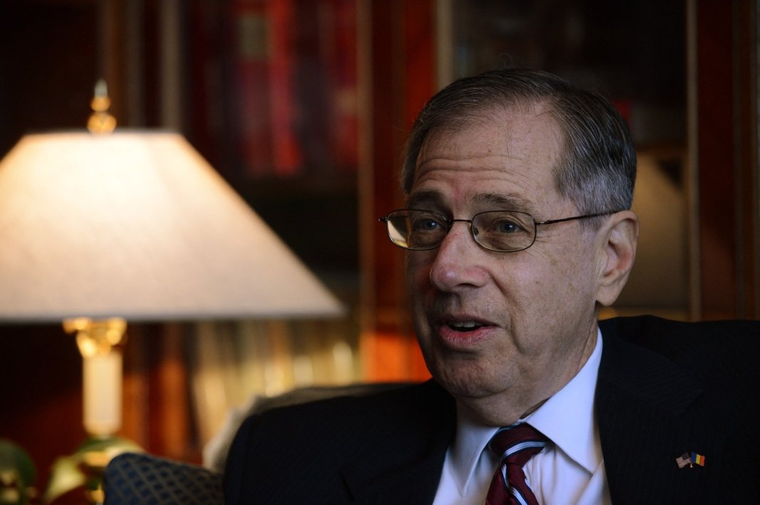 Fostul ambasador american la București clarifică cum vede Moscova și Europa de Est retragerea trupelor americane din România de către administrația Trump. Fostul ambasador american la București clarifică cum vede Moscova și Europa de Est retragerea trupelor americane din România de către administrația Trump.