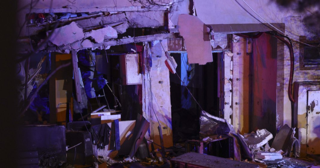 Cedarea plafonului dintre parter și etajul 1 al imobilului avariat de explozie din Buftea