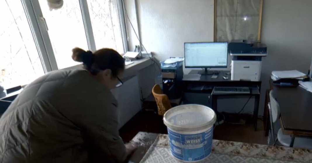 Fotografii tulburătoare despre felul în care statul își ignoră angajații, care lucrează în condiții jalnice. „Ei bine... suntem creativi”