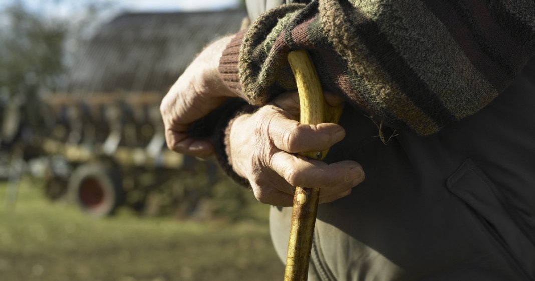 Locuințe abandonate și străzi goale: Existența în satele din România în care mai trăiesc câțiva vârstnici: „Este foarte greu, vai de noi”
