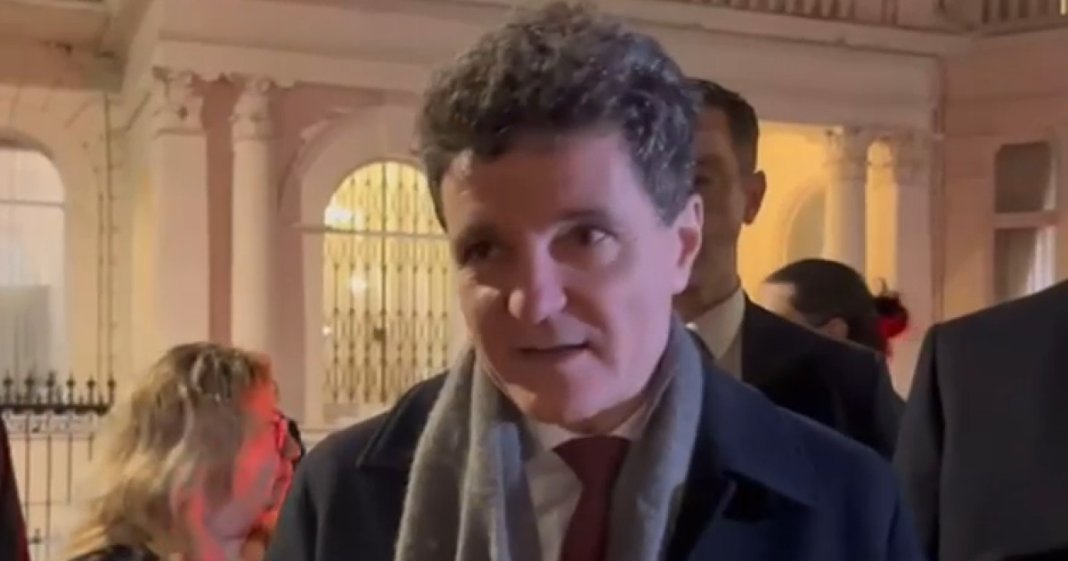 Cetățenii români din Londra l-au primit pe președinte la ambasadă: „Nicușoare, fă ceva, protejează Justiția”. Comunicarea adresată participanților.