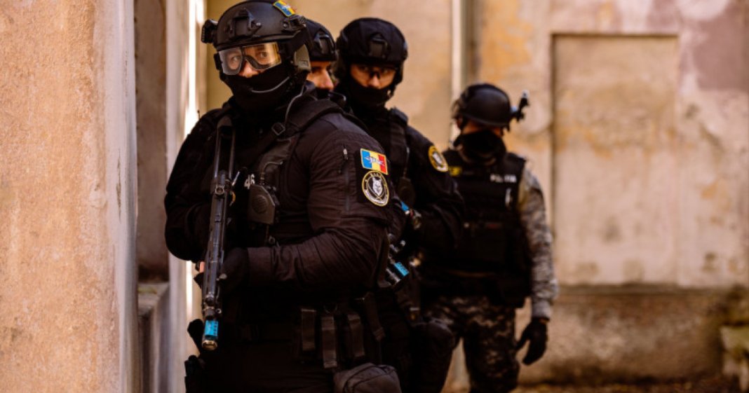 Documente românești contrafăcute pentru oligarhii din Rusia. Procurorii ICCJ au efectuat 37 de percheziții în domiciliu într-o caz de amploare.