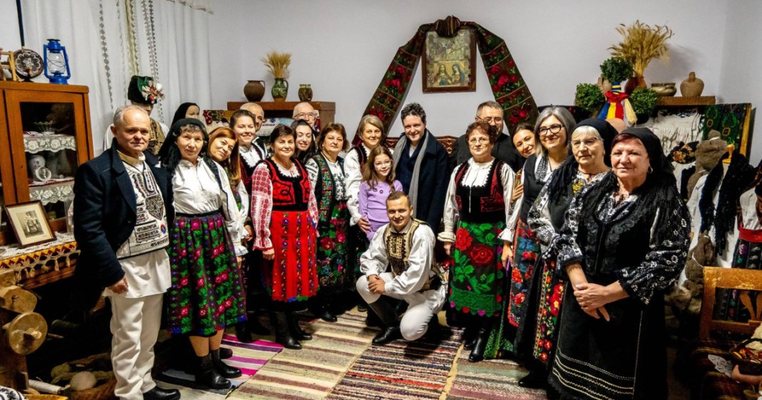 Nicușor Dan a comemorat Crăciunul în localitatea bunicilor săi. Cum l-au întâmpinat localnicii pe președinte