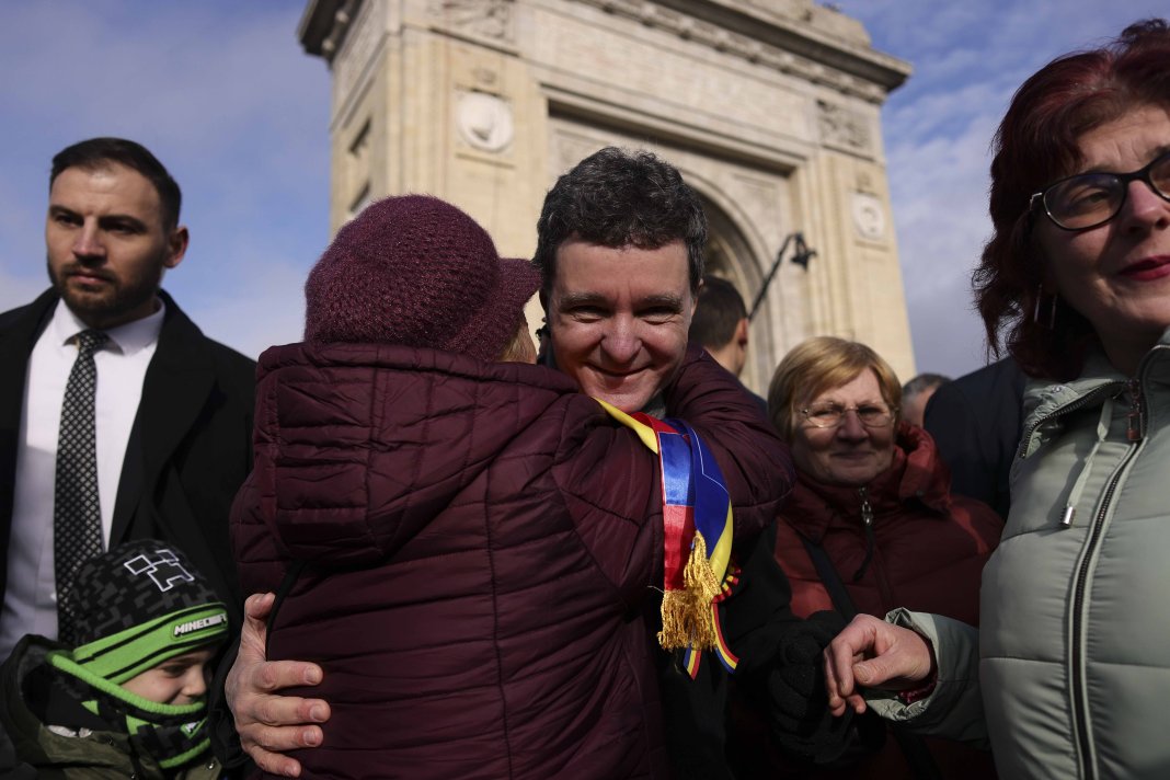 Nicușor Dan, „inundat” pe Facebook cu mesaje care îl provoacă să urmărească documentarul Recorder „Justiție capturată”: „Poate aveți ocazia să vedeți unde se află România”