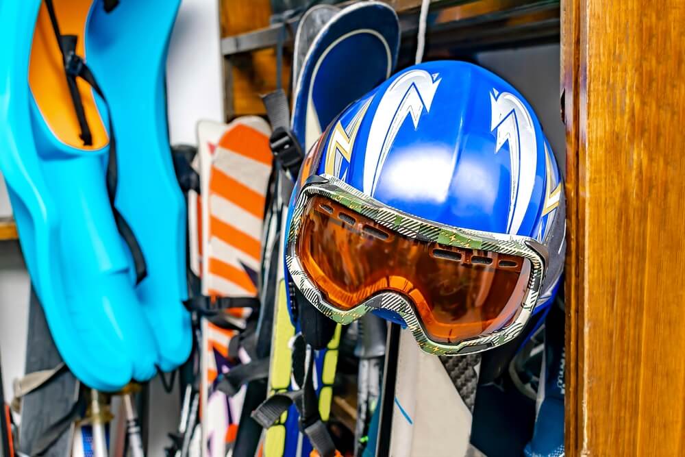 Helmet,,Ski,Mask,,Ski,Hanged,On,Customized,Wooden,Wall,Mount