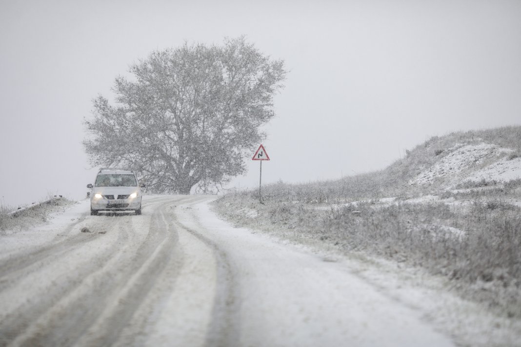 Nicușor Dan, întârziat o noapte în Paris. Cauza pentru care avionul militar Spartan nu are posibilitatea de a se întoarce în țară.
