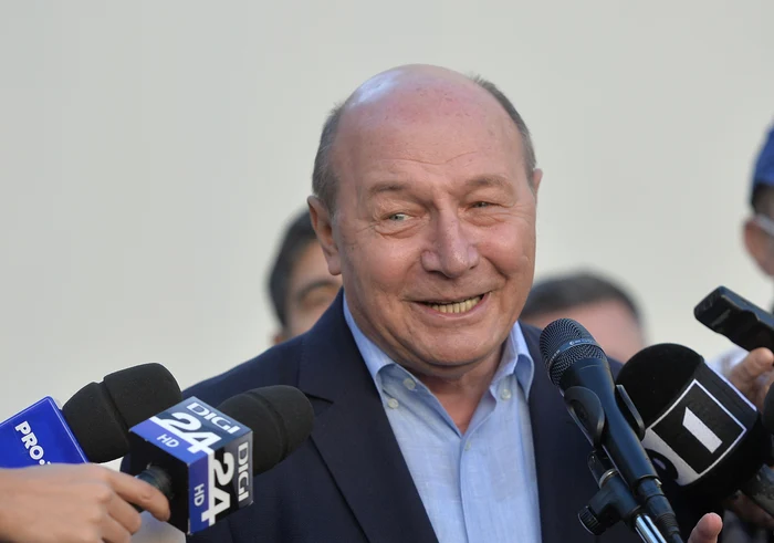 „Băsescu atacă Coaliția și indică posibilitatea de a apela la Fondul Monetar Internațional în urma anunțului privind recesiunea tehnică” „Băsescu atacă Coaliția și indică posibilitatea de a apela la Fondul Monetar Internațional în urma anunțului privind recesiunea tehnică”