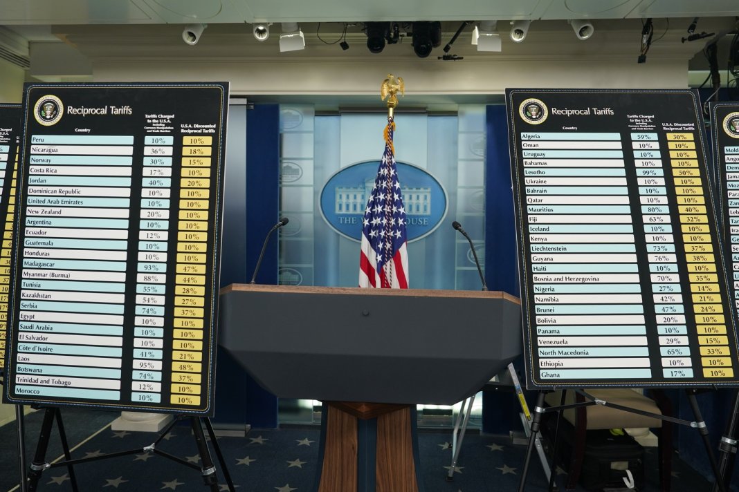 Controversa generată de hotărârea Curții Supreme a SUA referitoare la tarifele lui Trump: SUA ar putea fi obligate să remită o sumă semnificativă. Răspunsul lui Trump.