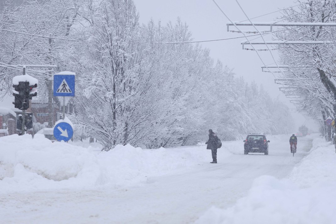 Meteorologii lansează o nouă avertizare după alertele de vânt puternic. Previziunea pentru acest weekend.