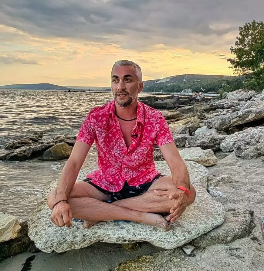 Un fost angajat al STB și TAROM, care comercializa parfumuri în paralel cu munca la stat, a devenit acum specialist în terapie Reiki. Un fost angajat al STB și TAROM, care comercializa parfumuri în paralel cu munca la stat, a devenit acum specialist în terapie Reiki.