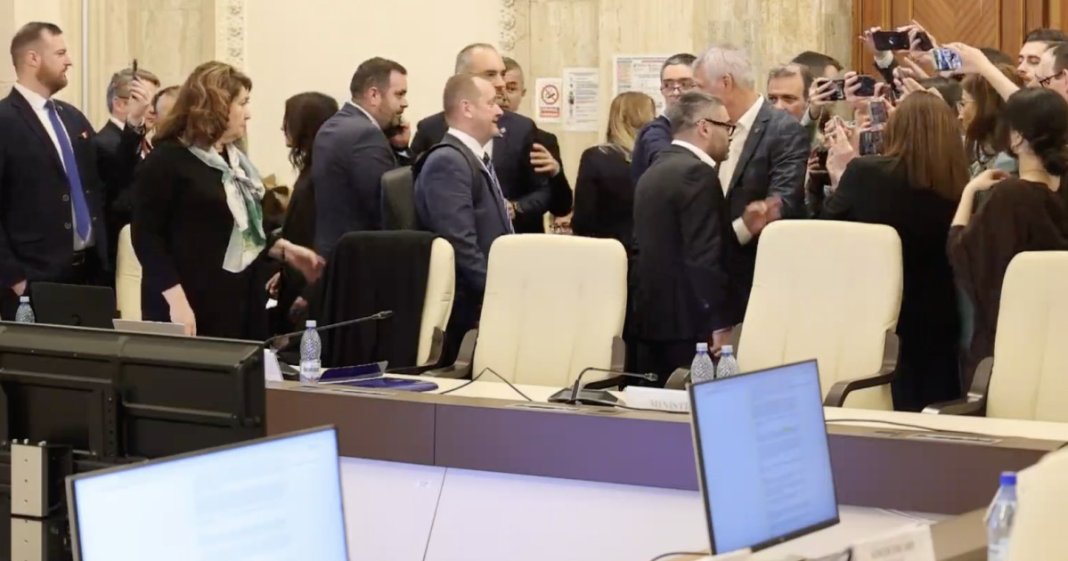 „Democrația în dificultate!”. Haos în procesul de votare pentru sprijinul pensionarilor: propunerea a fost nevalidată, deși inițial...