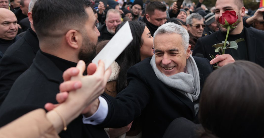 „Dumnezeu ne sprijină pe toți”. Călin Georgescu nu a încasat salariu de la Universitatea din Pitești din...