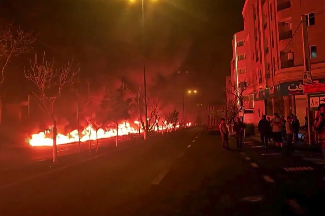 Premieră în conflict: Israel a lovit instalații de stocare a petrolului iranian.