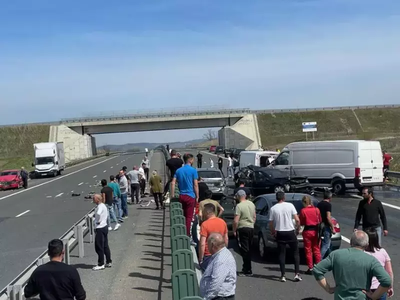 Dommages moraux de 1.000.000 d'euros pour un accident mortel ayant fait trois victimes sur l'A1. Le conducteur responsable était assuré chez City Insurance. Dommages moraux de 1.000.000 d'euros pour un accident mortel ayant fait trois victimes sur l'A1. Le conducteur responsable était assuré chez City Insurance.