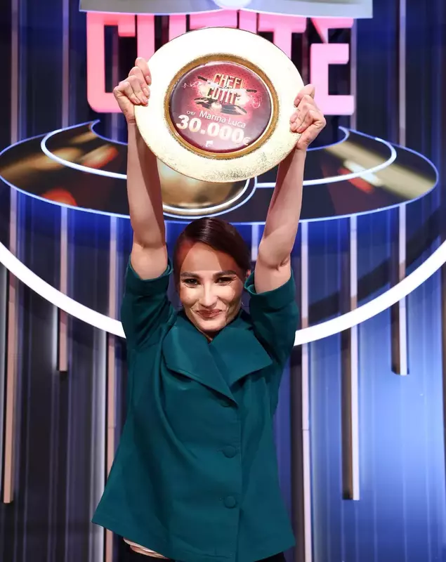 Marina Luca a obținut titlul de câștigătoare la Chefi la cuțite 2026, ediția 17. Ce valoare a câștigat alături de Cuțitul de aur oferit de chef Sautner. Marina Luca a obținut titlul de câștigătoare la Chefi la cuțite 2026, ediția 17. Ce valoare a câștigat alături de Cuțitul de aur oferit de chef Sautner.