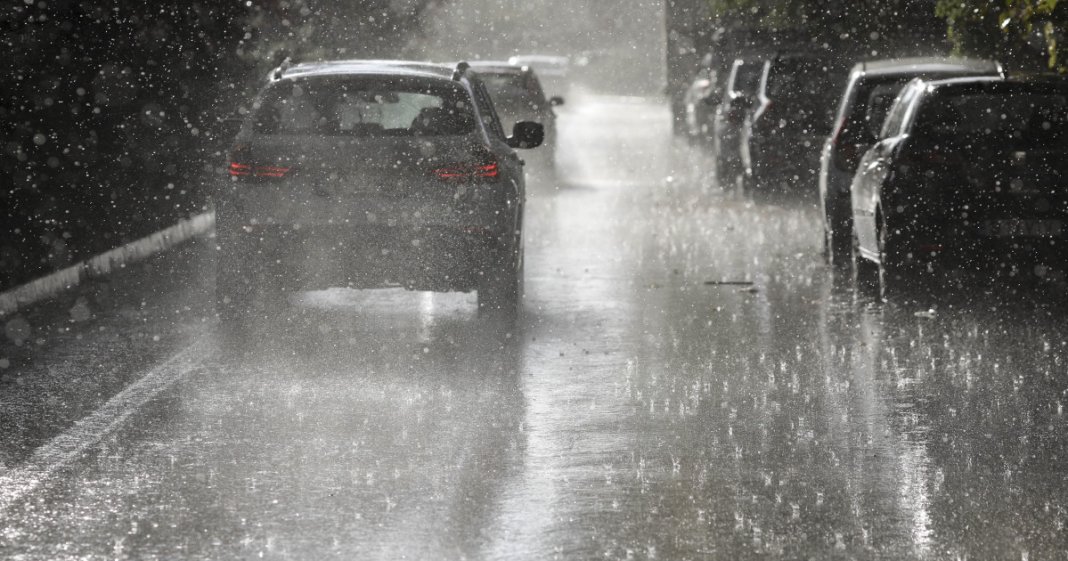 Cod galben de ploi și furtuni în 26 de județe și București. Prognoze meteo pentru săptămâna următoare.