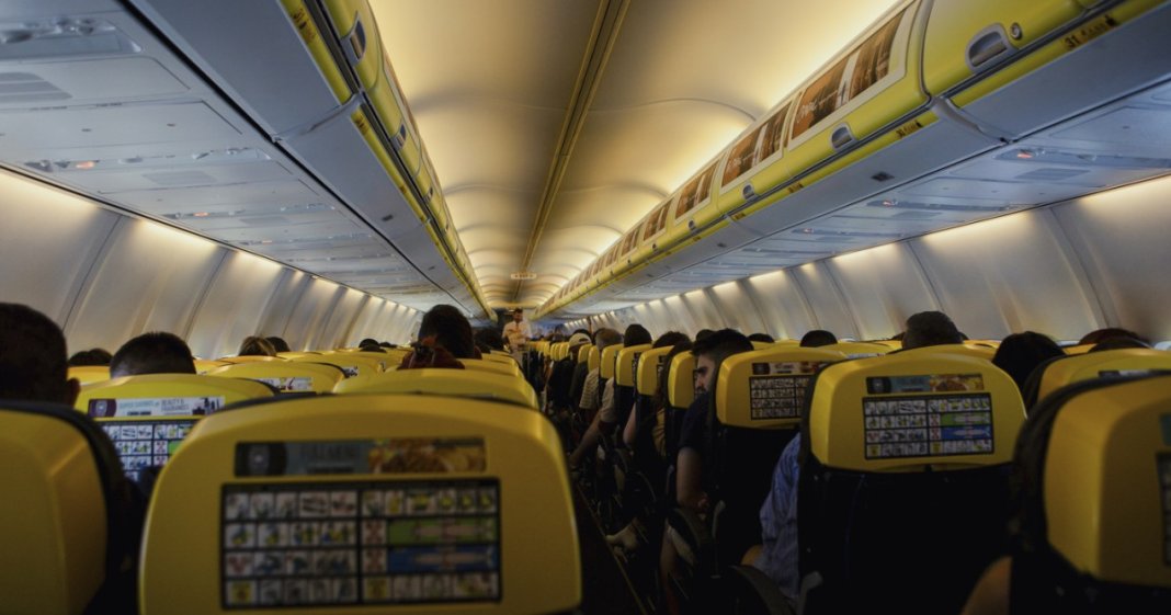 Incident grav la bordul unei aeronave care decola din Grecia. Un pasager, parțial ejectat afară