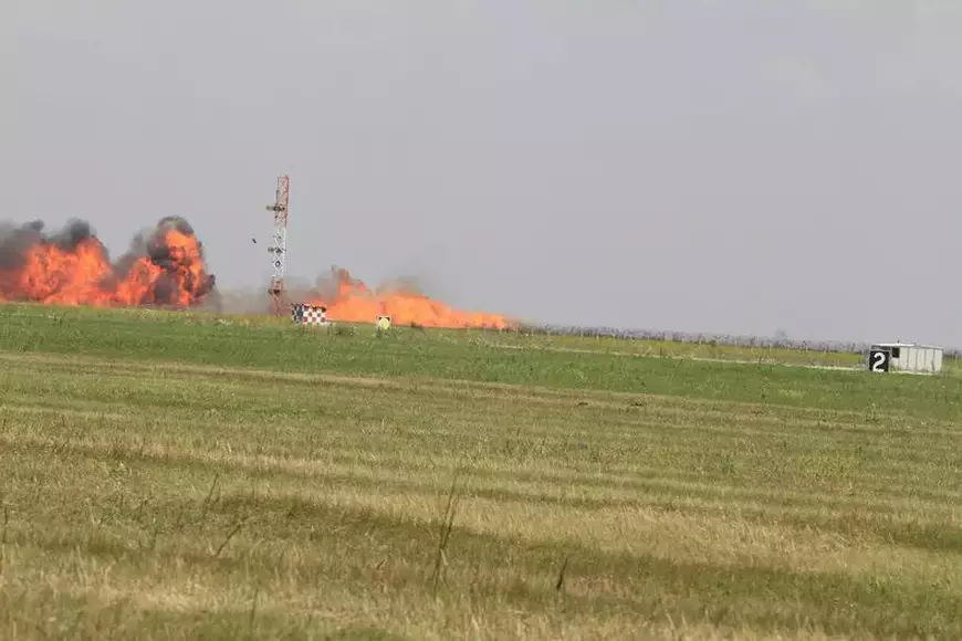 Dosarul de condamnare referitor la căderea unui MiG-21 LanceR în timpul unui spectacol aviatic, a fost reluat Dosarul de condamnare referitor la căderea unui MiG-21 LanceR în timpul unui spectacol aviatic, a fost reluat. Ordin de la sol: „Corectează, bă”