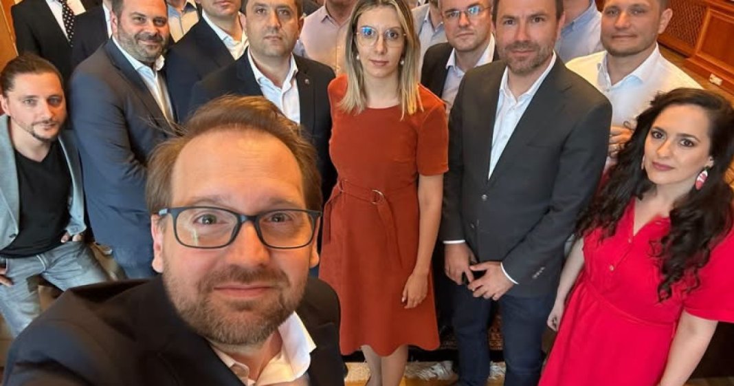 Forțele de dreapta se adună în susținerea lui Dominic Fritz, după hotărârea CCR: „Caii nu pier, atunci când câinii doresc”...