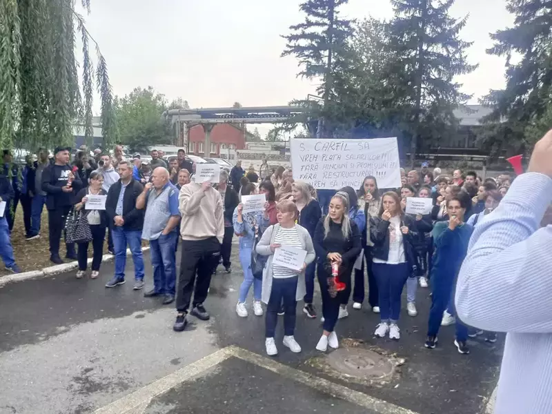 Greva de la Carfil Brașov: Șeful declară că plățile restante sunt anunțate, însă lichidarea va întârzia Greva de la Carfil Brașov: Șeful declară că plățile restante sunt anunțate, însă lichidarea va întârzia. Remunerația unui angajat de la drone