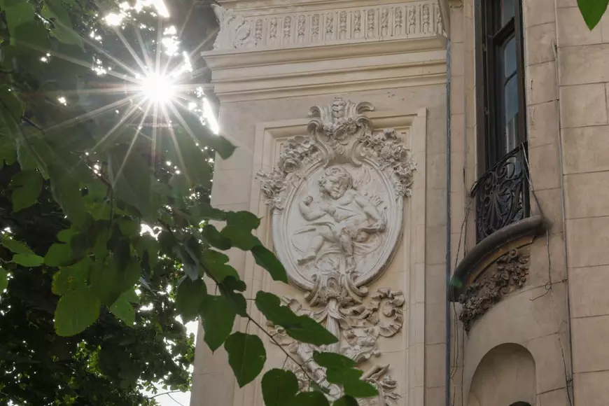 Palatul Cantacuzino, o comoară a Bucureștiului, se luptă cu trecerea timpului în timp ce reabilitarea întâmpină obstacole. Palatul Cantacuzino, o comoară a Bucureștiului, se luptă cu trecerea timpului în timp ce reabilitarea întâmpină obstacole.